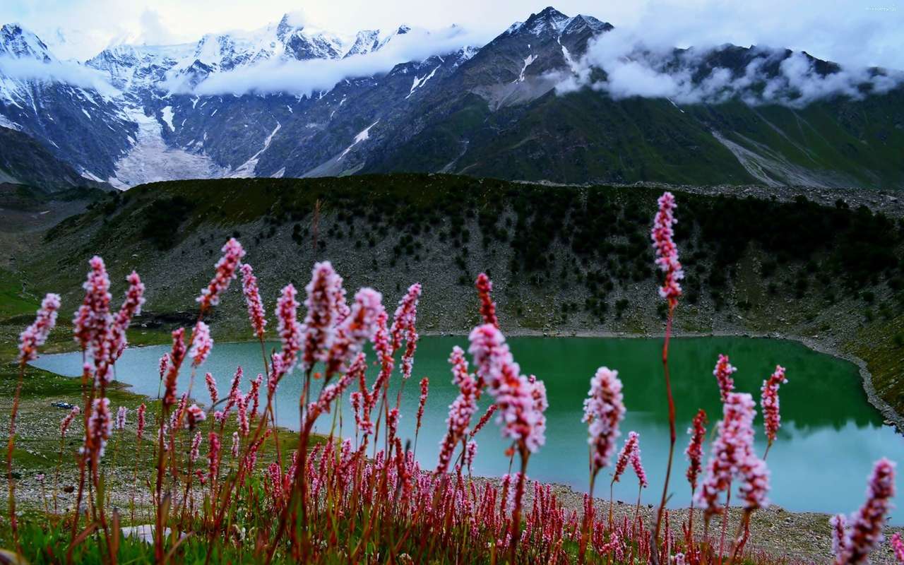Pakistán- Lago en las montañas rompecabezas en línea