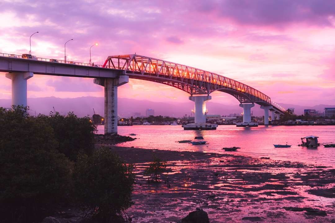 Brücke über den Fluss unter bewölktem Himmel tagsüber Puzzlespiel online