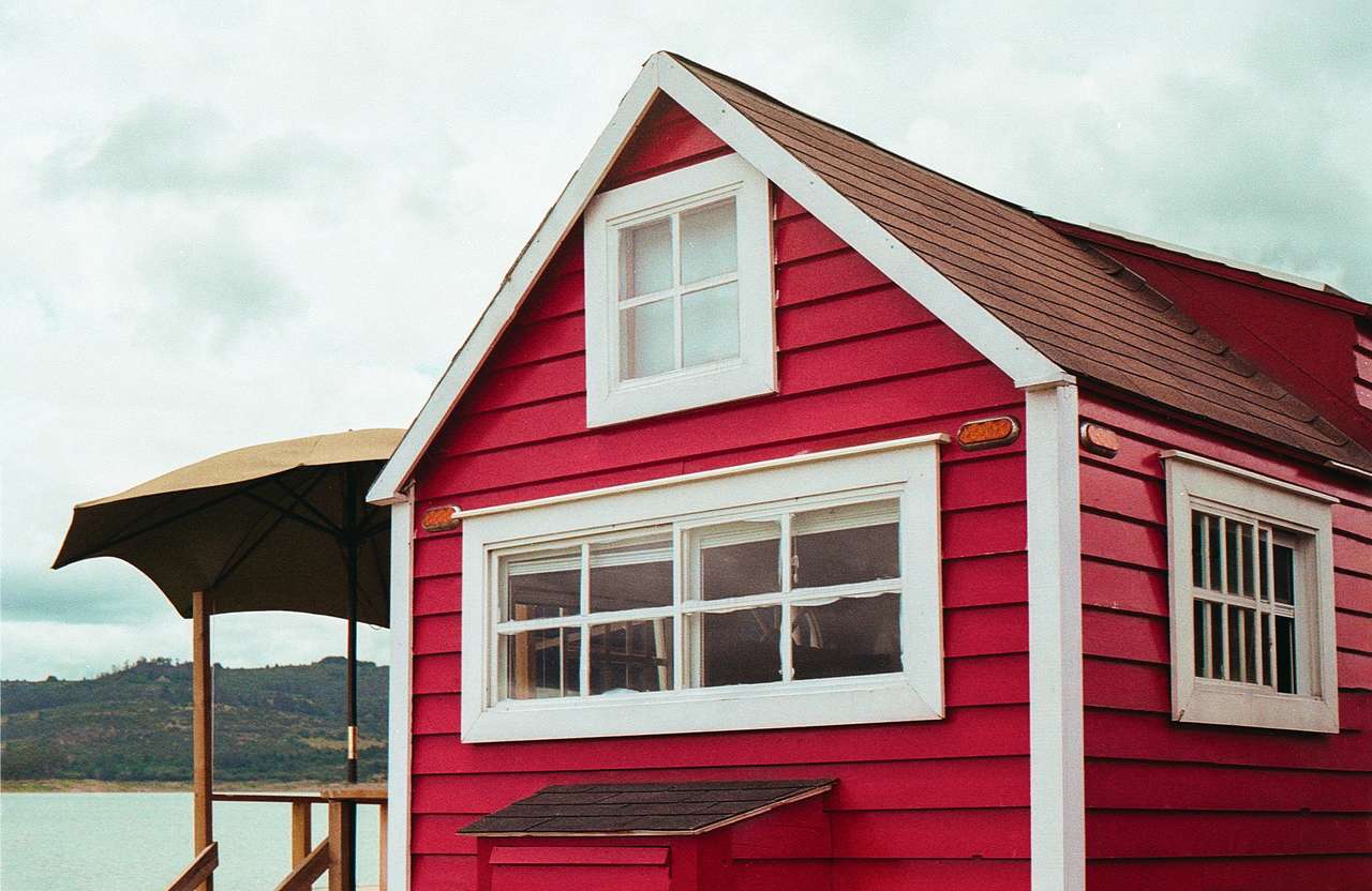 Rotes Haus am Ufer des Sees - Kolumbien Puzzlespiel online