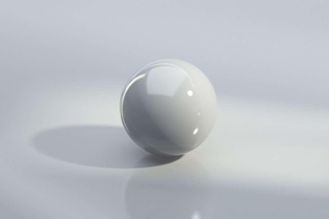 Vitt ägg på vit yta pussel på nätet