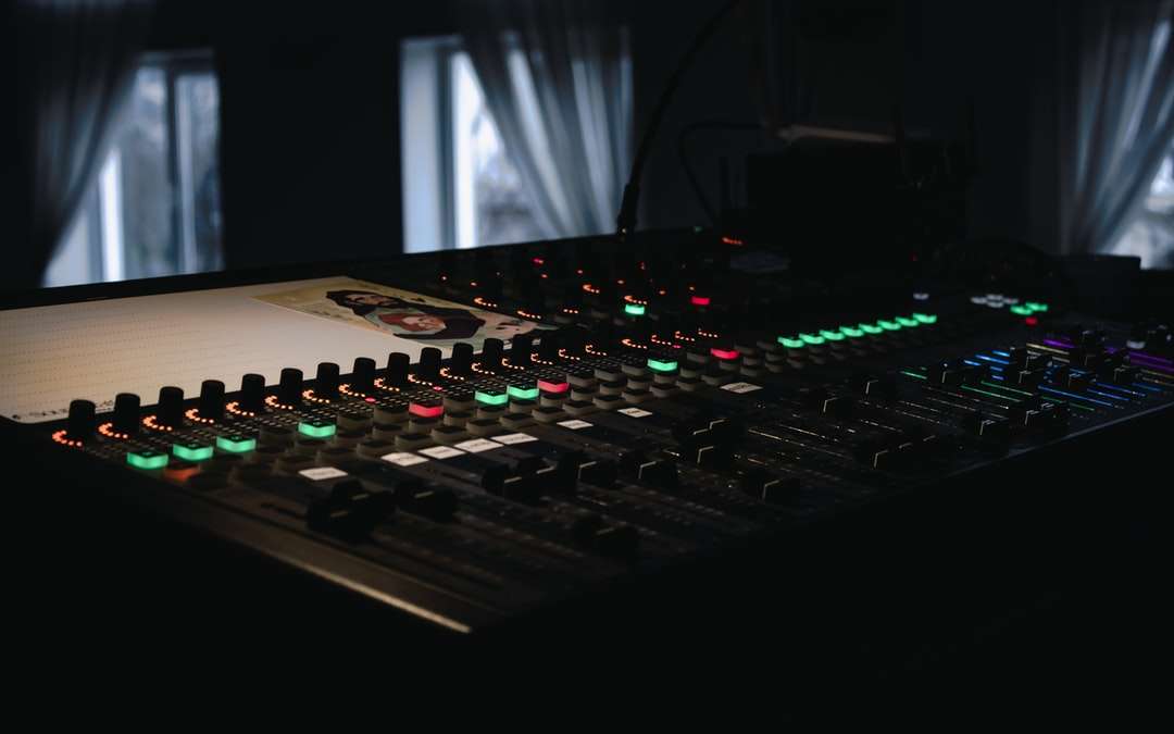 Černobílý audio mixér skládačky online