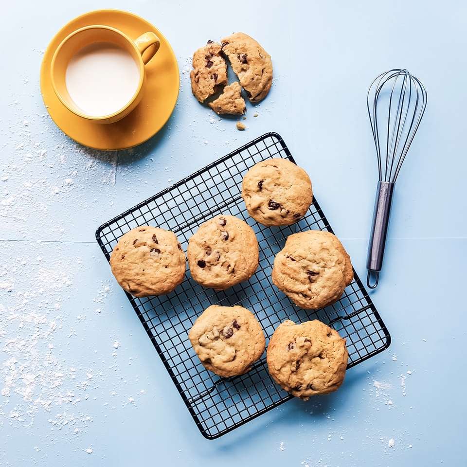 Cookie-uri pe grătar negru lângă ceașcă de ceramică galbenă puzzle online