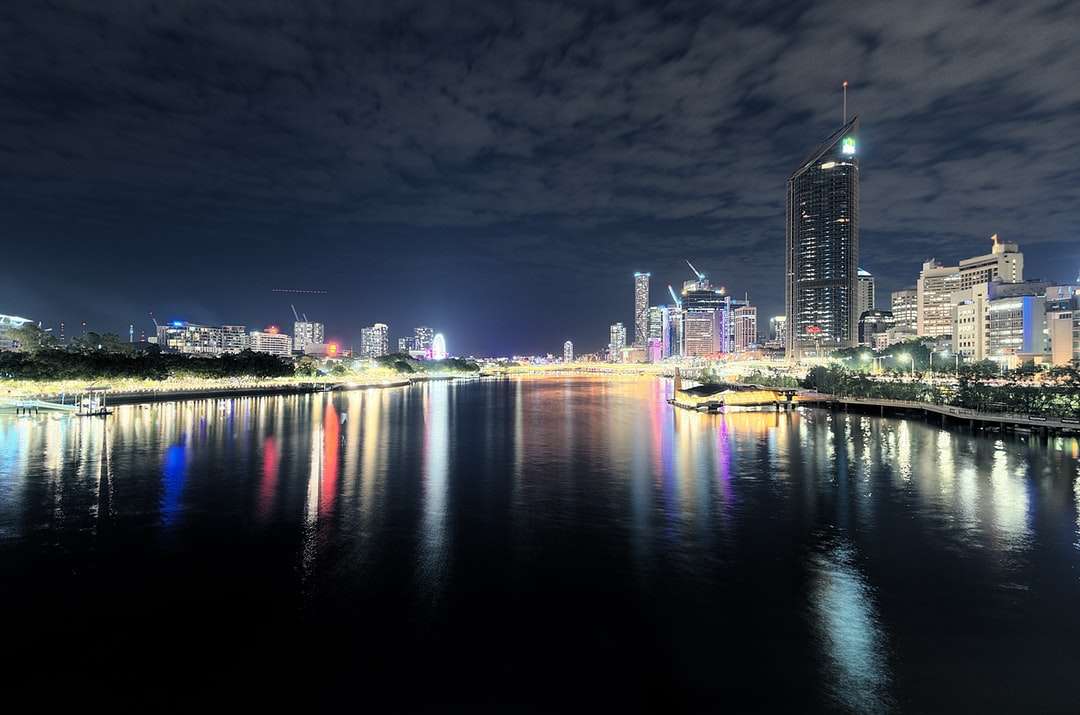 Stadt Skyline während der Nacht Online-Puzzle