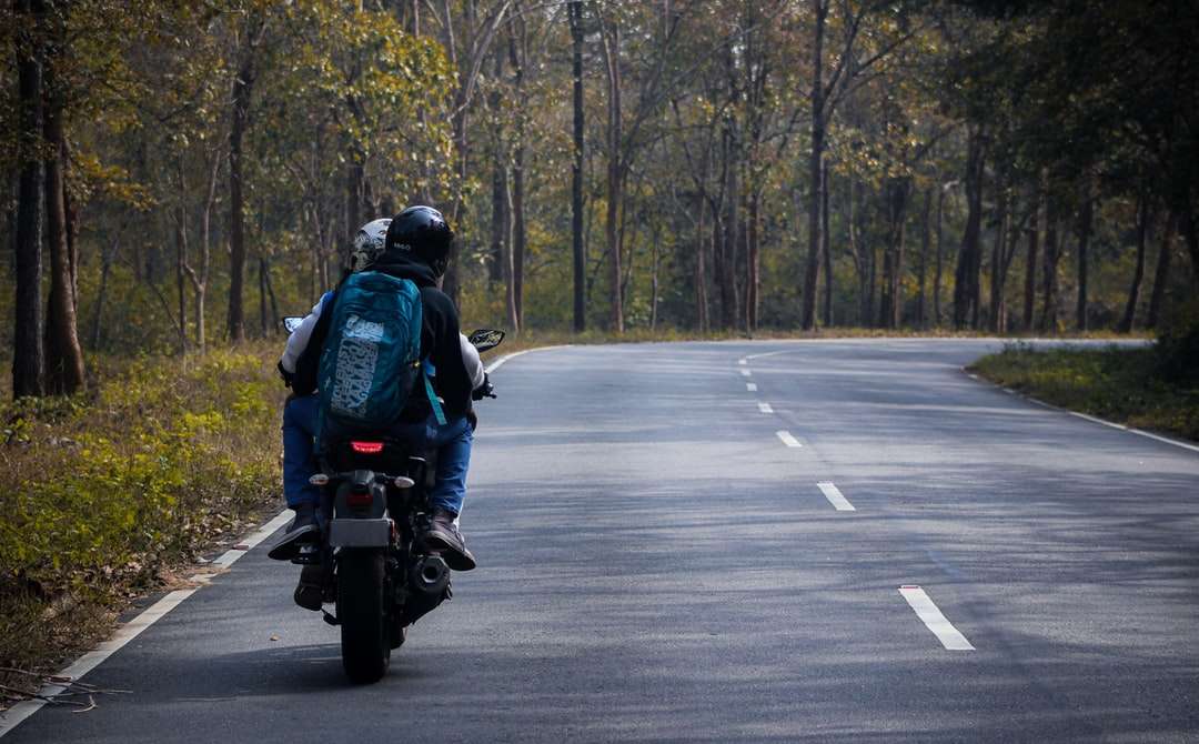 昼間道路でバイクに乗って黒いジャケットの男 ジグソーパズルオンライン