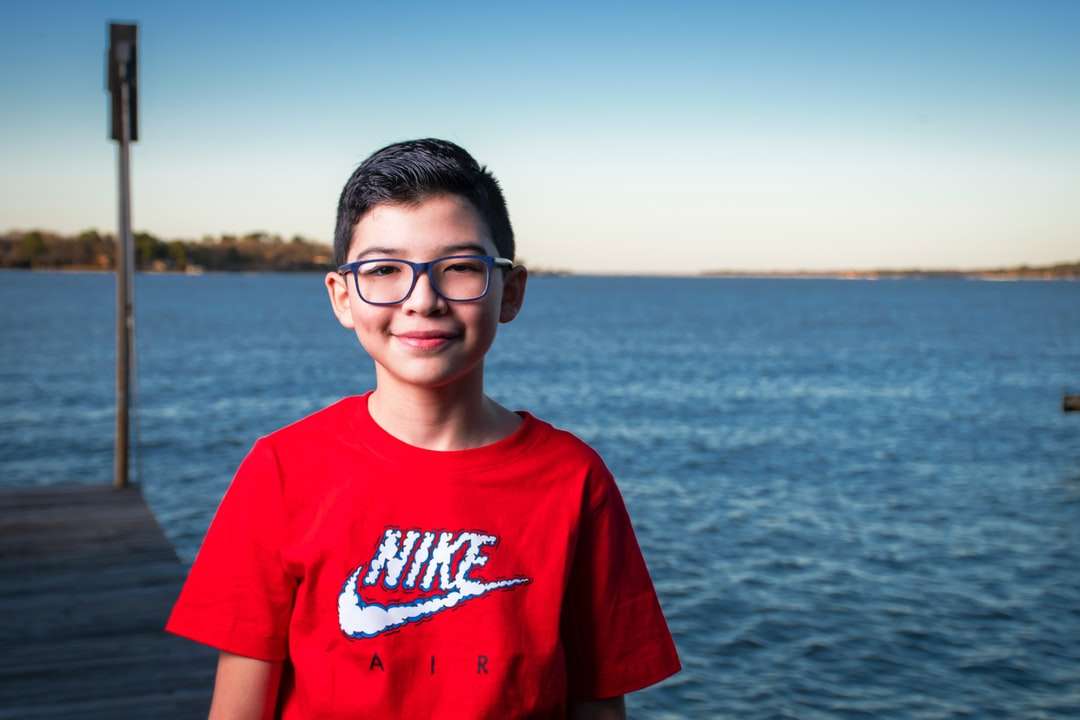 мальчик в красной футболке с круглым вырезом и очках в черной оправе пазл онлайн