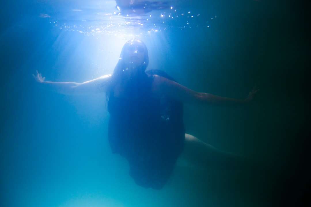 férfi fekete tartály tetején víz alatt kirakós online