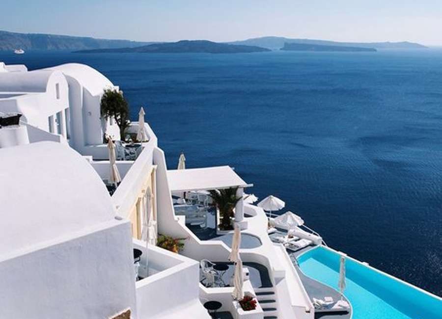 Hotel con piscina y mar en Grecia. rompecabezas en línea
