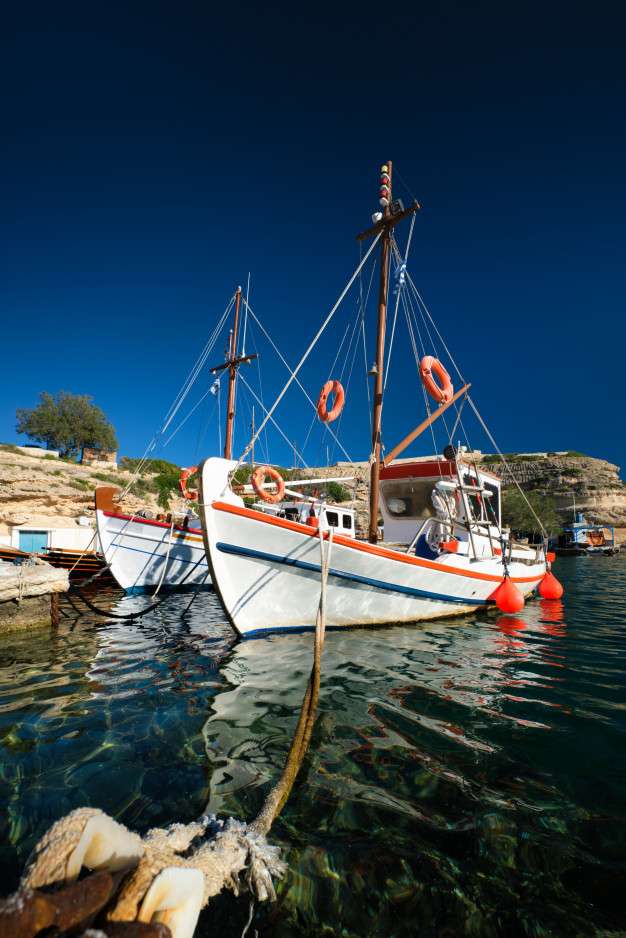Barco de pesca na ilha grega quebra-cabeças online
