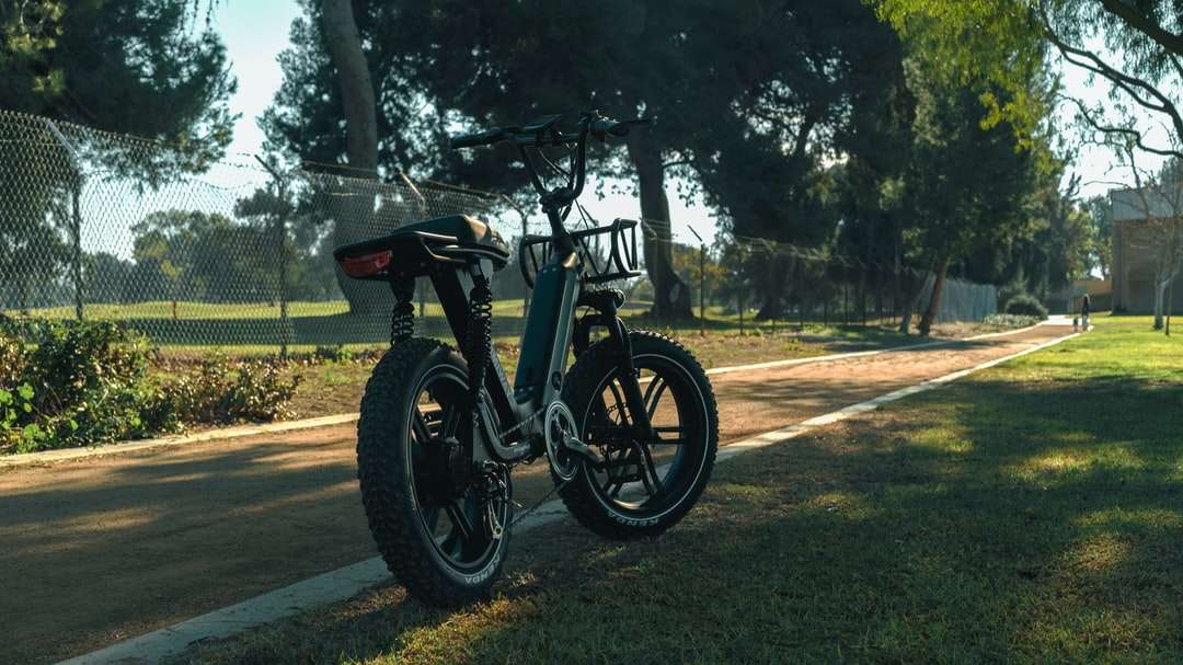 Svart och Blå Motocross Dirt Bike på grå asfaltväg pussel på nätet