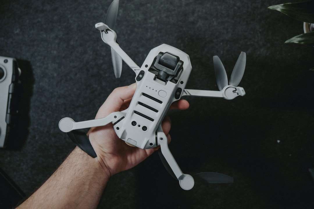 dronă neagră și gri pe mâna persoanei jigsaw puzzle online