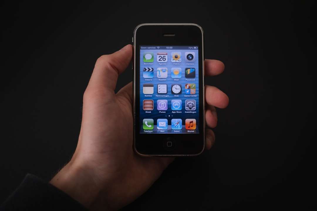 Persoon die zwarte iPhone 4 houdt online puzzel