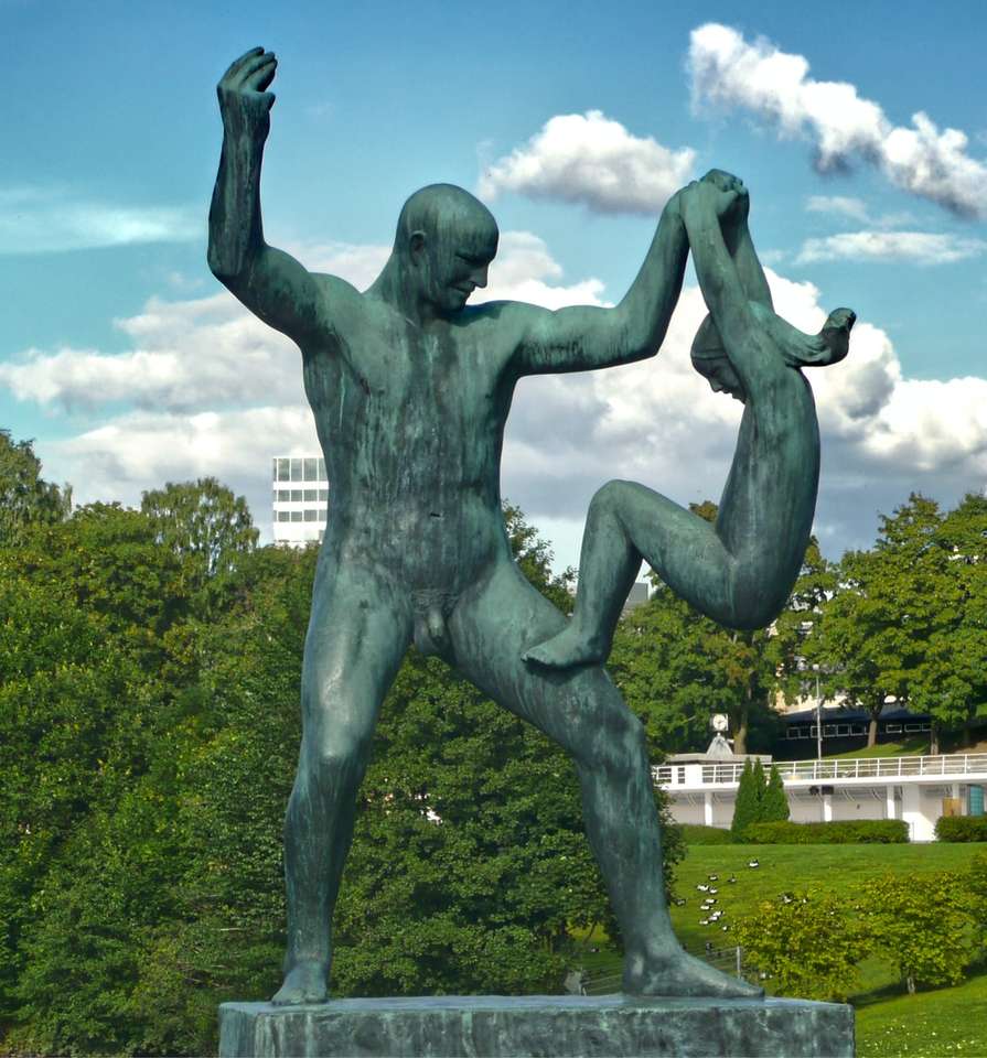 Statuia omului pe câmpul de iarbă verde în timpul zilei puzzle online