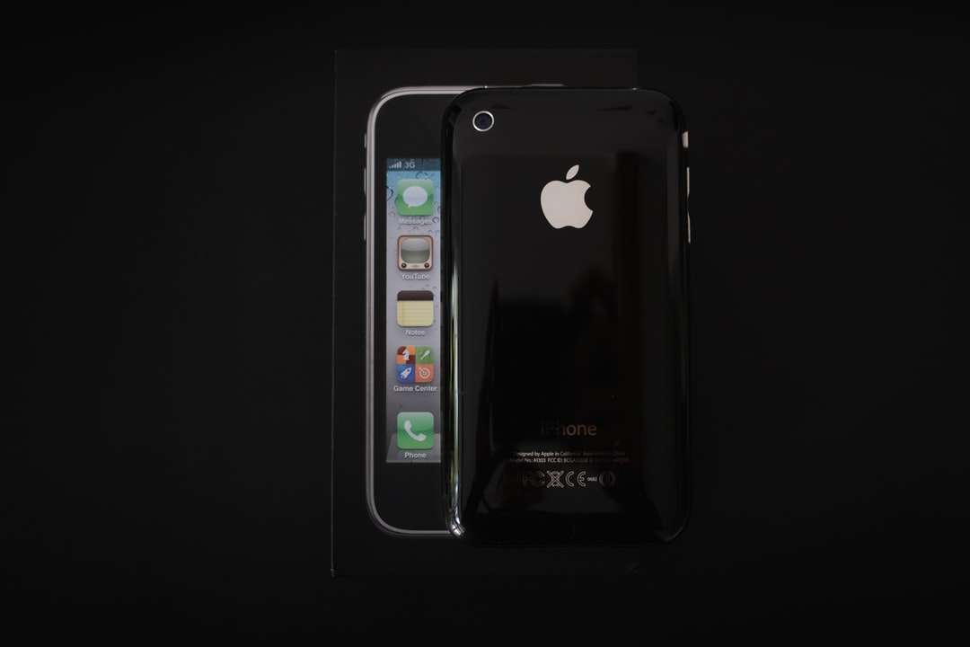 сріблястий iphone 6 на чорному тлі пазл онлайн