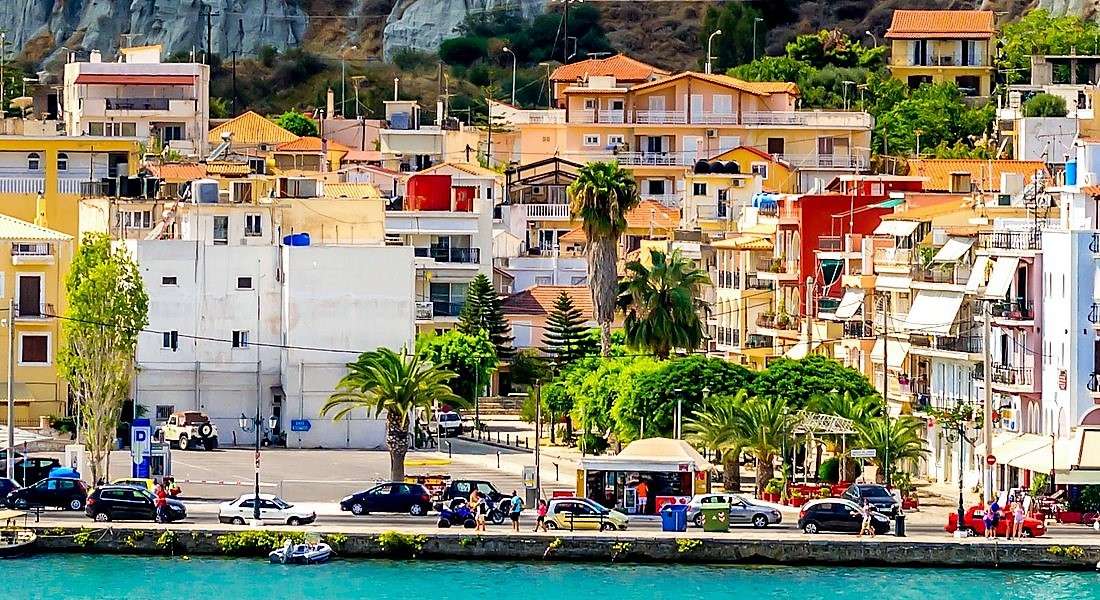 Cidade costeira na ilha ioniana de Zakynthos quebra-cabeças online
