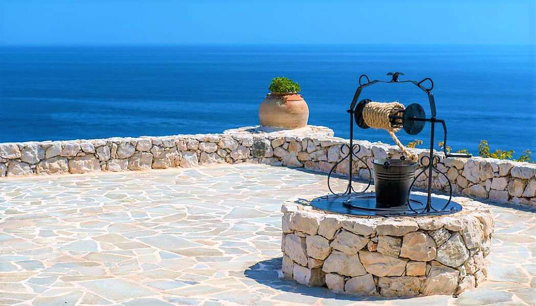 Terasa s výhledem na moře na ostrově Zakynthos online puzzle