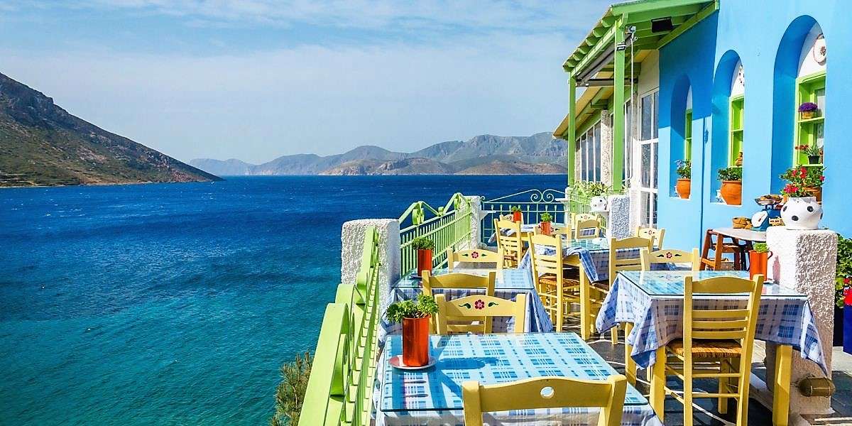 Taverne avec vue sur la mer sur l'île de Zakynthos puzzle en ligne