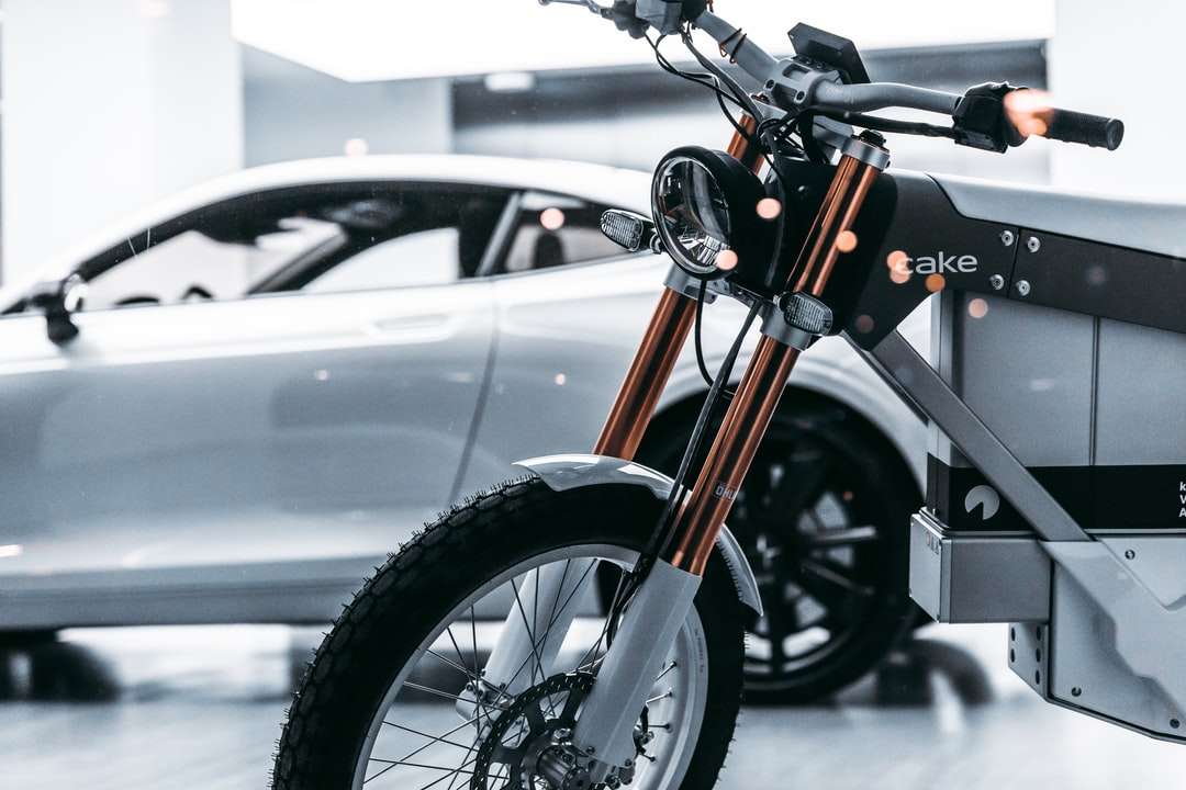 оранжев и черен мотоциклет, паркиран до черната кола онлайн пъзел