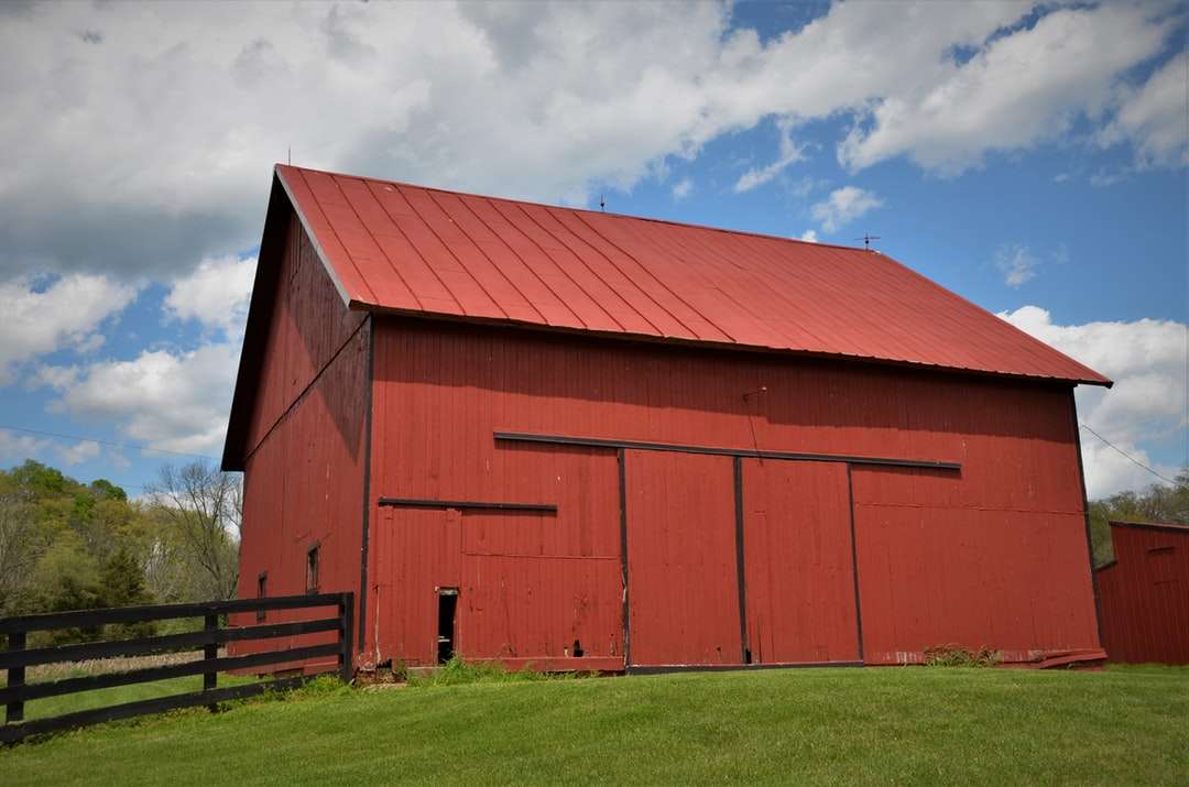 Červená dřevěná stodola pod modrou oblohou během dne skládačky online