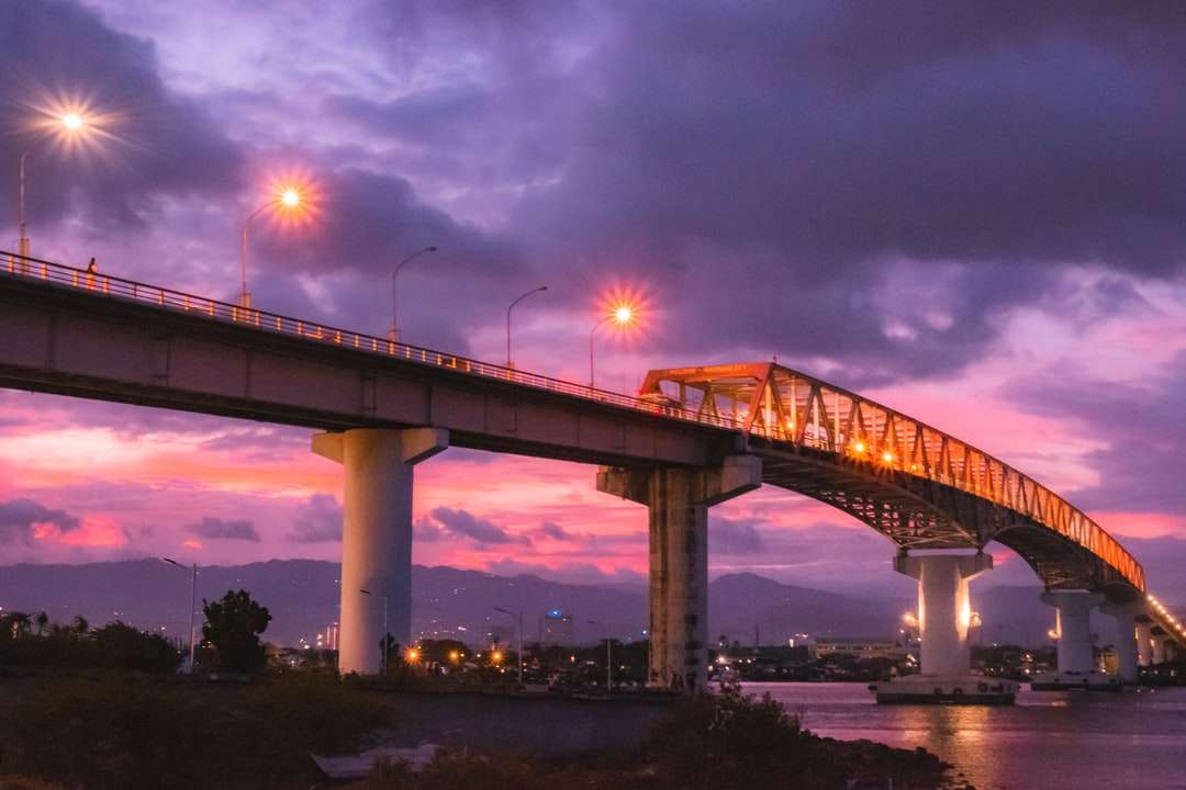 Weiße Brücke über dem Fluss während der Nacht Puzzlespiel online