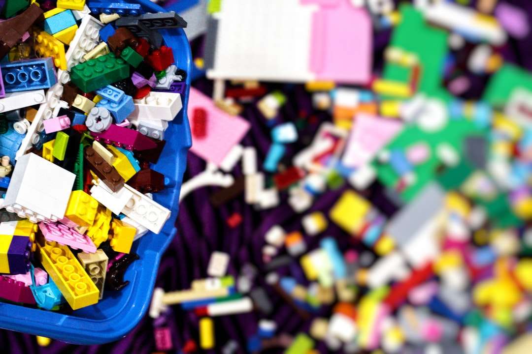 лот пластикових іграшок різного кольору онлайн пазл