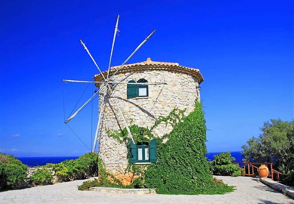 Moinho de vento na ilha ioniana de Zakynthos quebra-cabeças online
