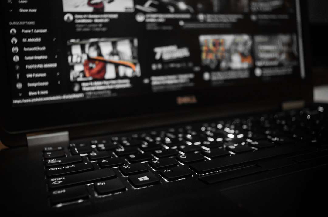 computador laptop preto ligado exibindo o aplicativo do jogo puzzle online