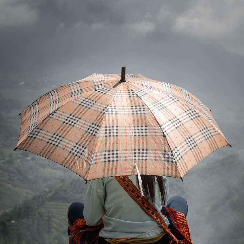 πρόσωπο με μπλε τζιν τζιν κρατώντας ομπρέλα παζλ online