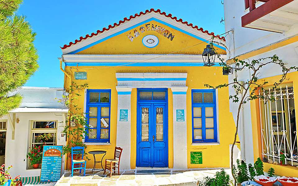 Un edificio colorido en Grecia. rompecabezas en línea