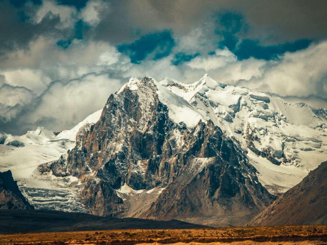 Zasněžené hory pod zataženou oblohu během dne skládačky online