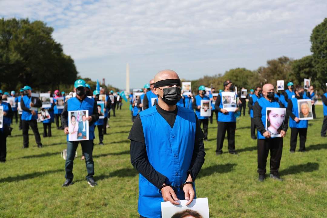мужчина в синей рубашке с длинным рукавом в черных солнцезащитных очках онлайн-пазл