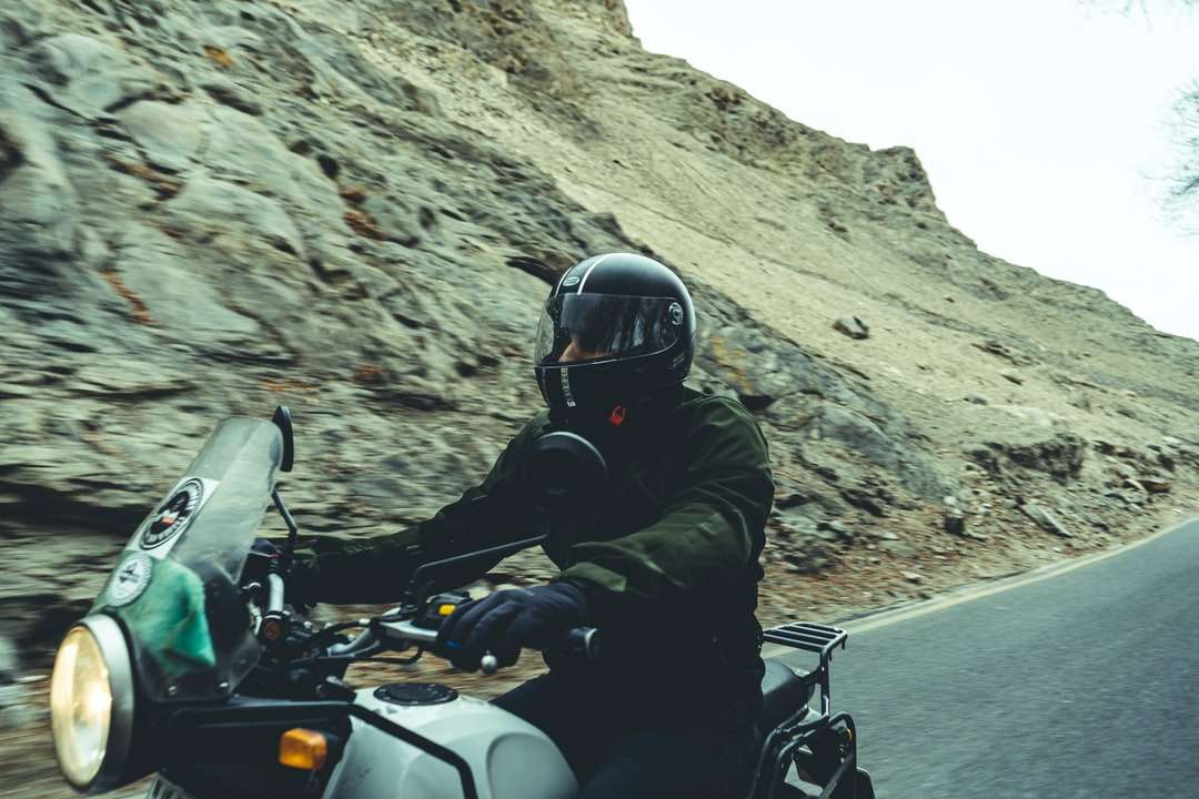 Mann im schwarzen Helm, der auf einem weißen und schwarzen Motorrad fährt Puzzlespiel online