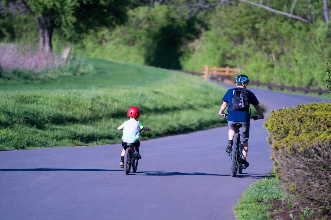 човек в синя риза езда велосипед по пътя през деня онлайн пъзел