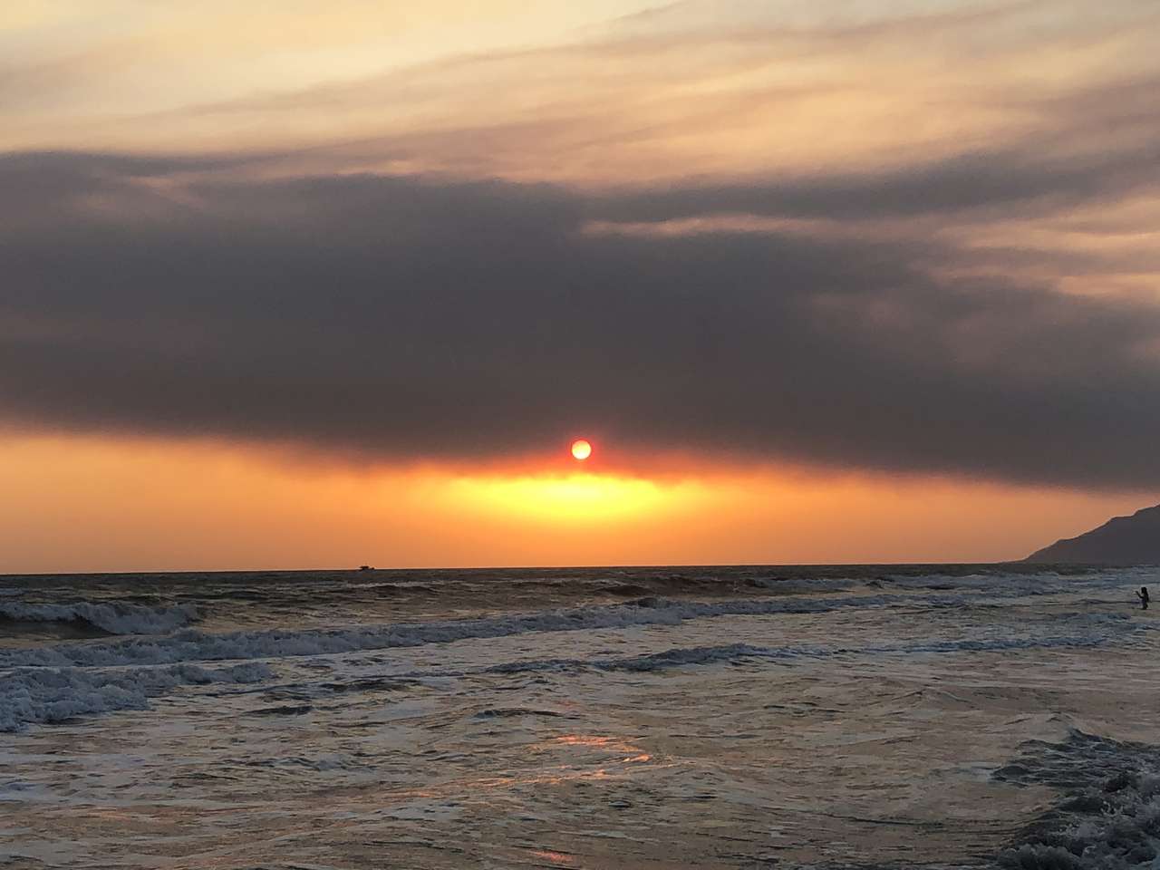 Solnedgång vid havet Pussel online