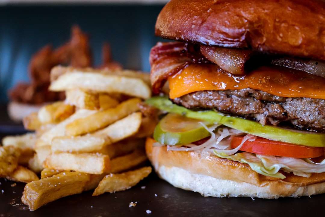 Burger med sallad och tomat pussel på nätet