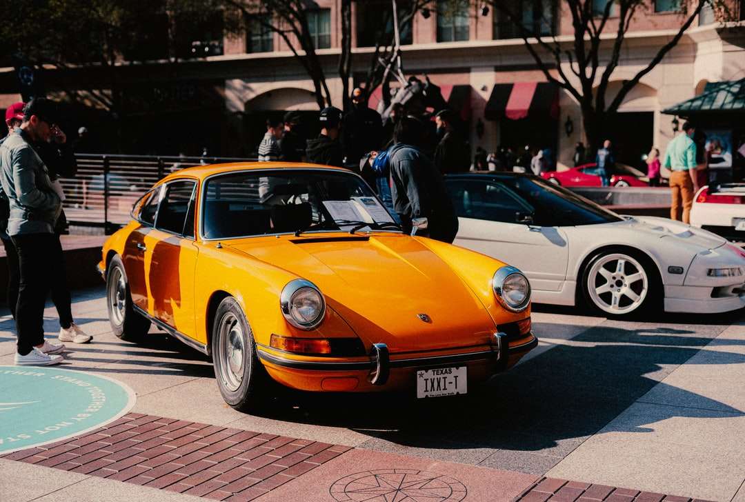 Gelber Porsche 911 parkte tagsüber auf der Straße Puzzlespiel online