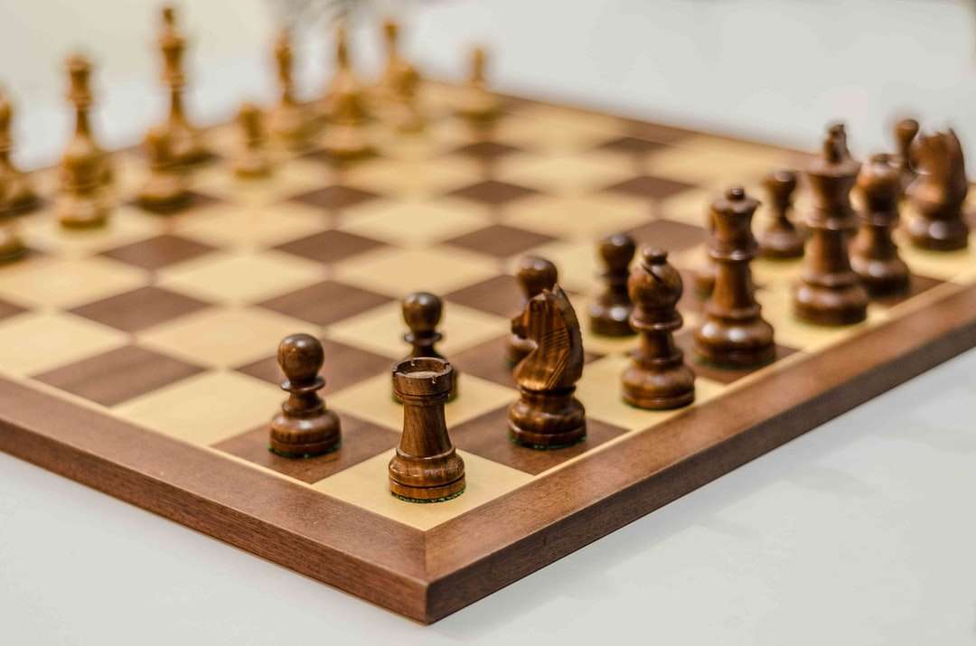 шахматные фигуры на шахматной доске пазл онлайн