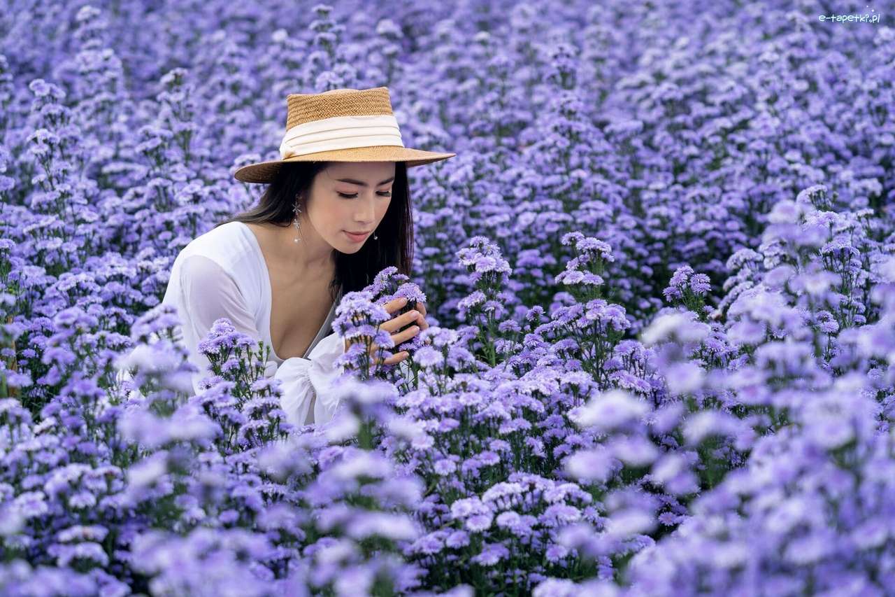 Mädchen mit lila Blumen Puzzlespiel online