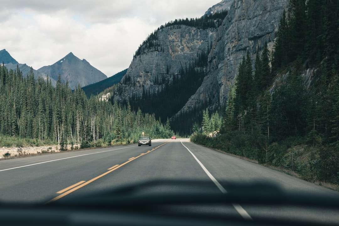 昼間の山の近くの道路上の灰色の車 オンラインパズル