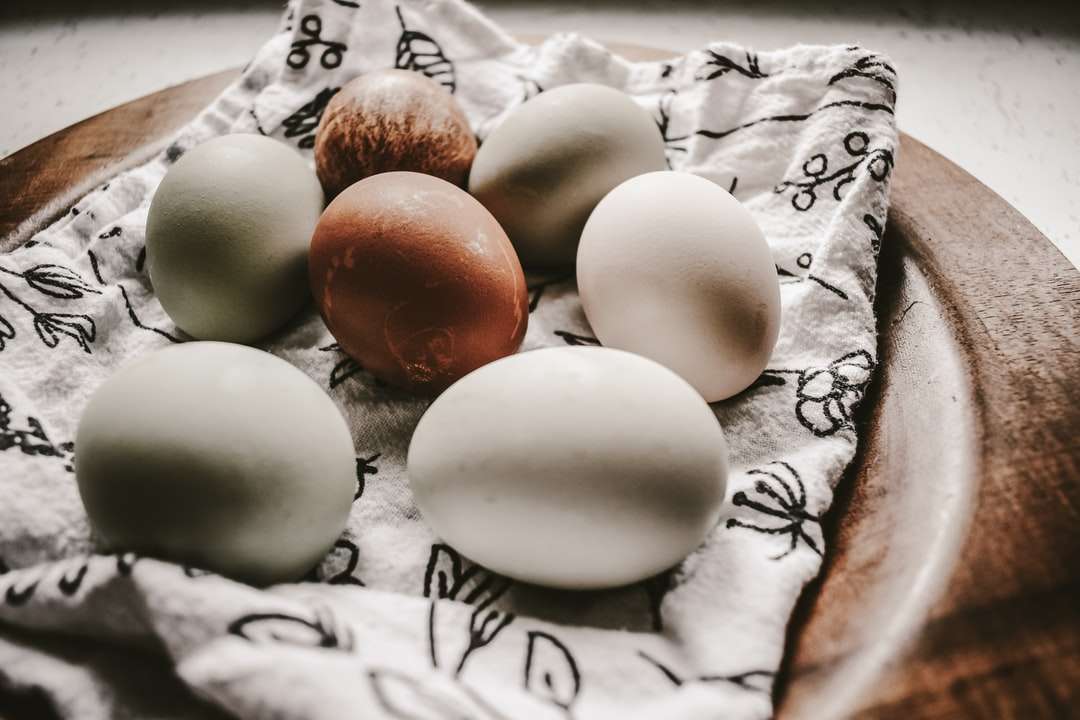 Weißes und braunes Ei auf weißem und braunem Textil Online-Puzzle