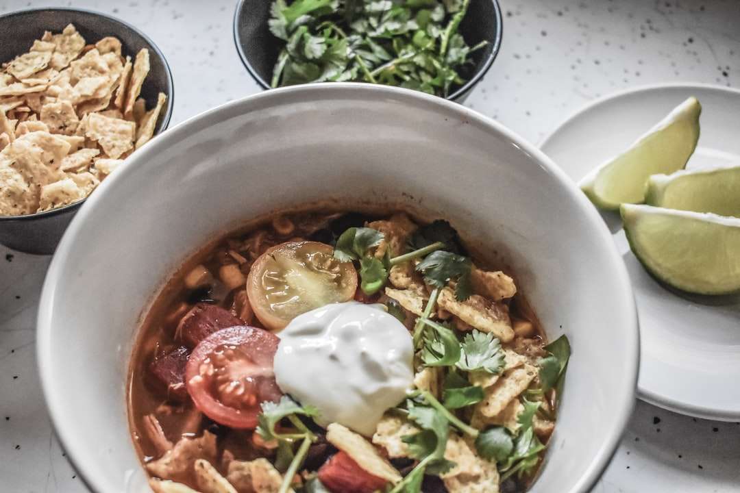 Супа с нарязани зеленчуци в бяла керамична купа онлайн пъзел