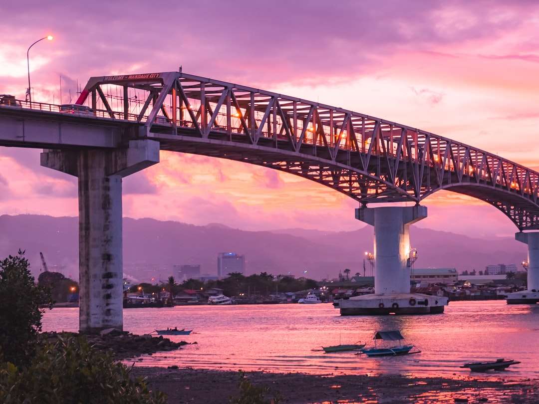 Bílý betonový most přes řeku pod zatažené obloze skládačky online