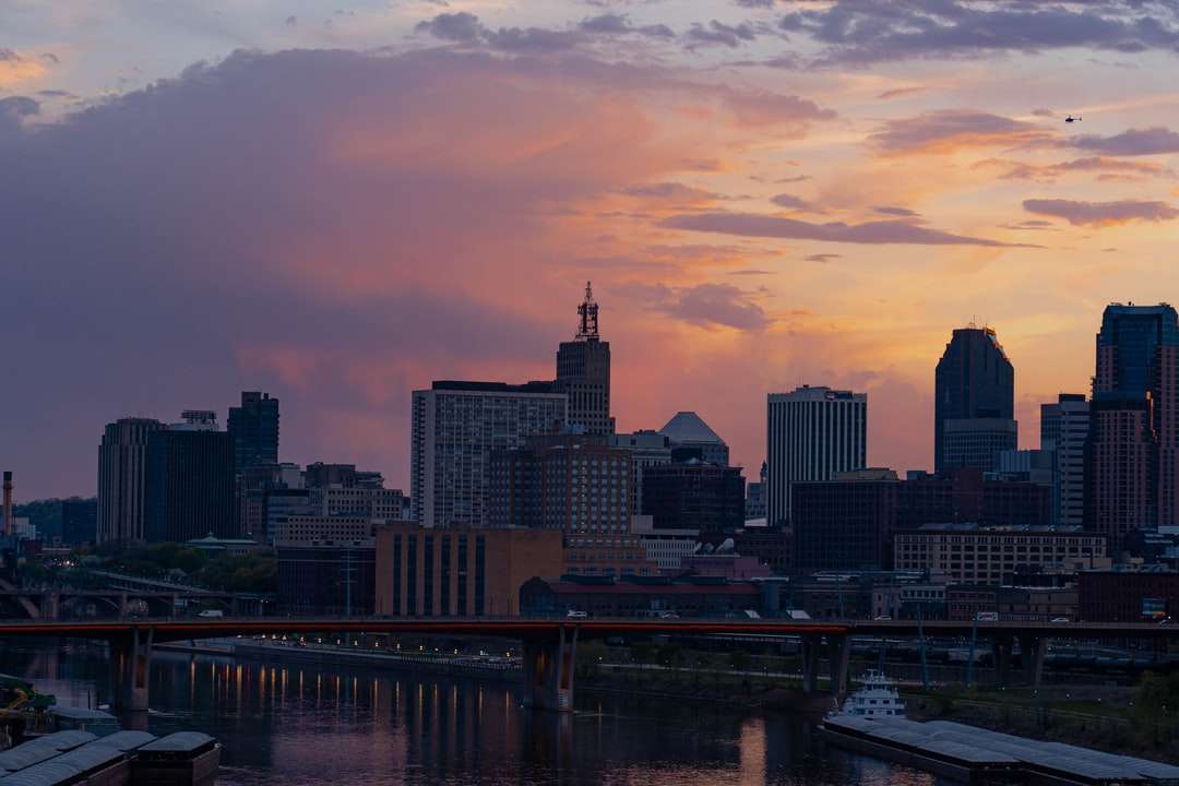 Skyline della città durante il tramonto con il ponte puzzle online