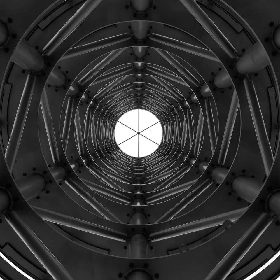 gråskalefoto av tunnel med ljus pussel på nätet