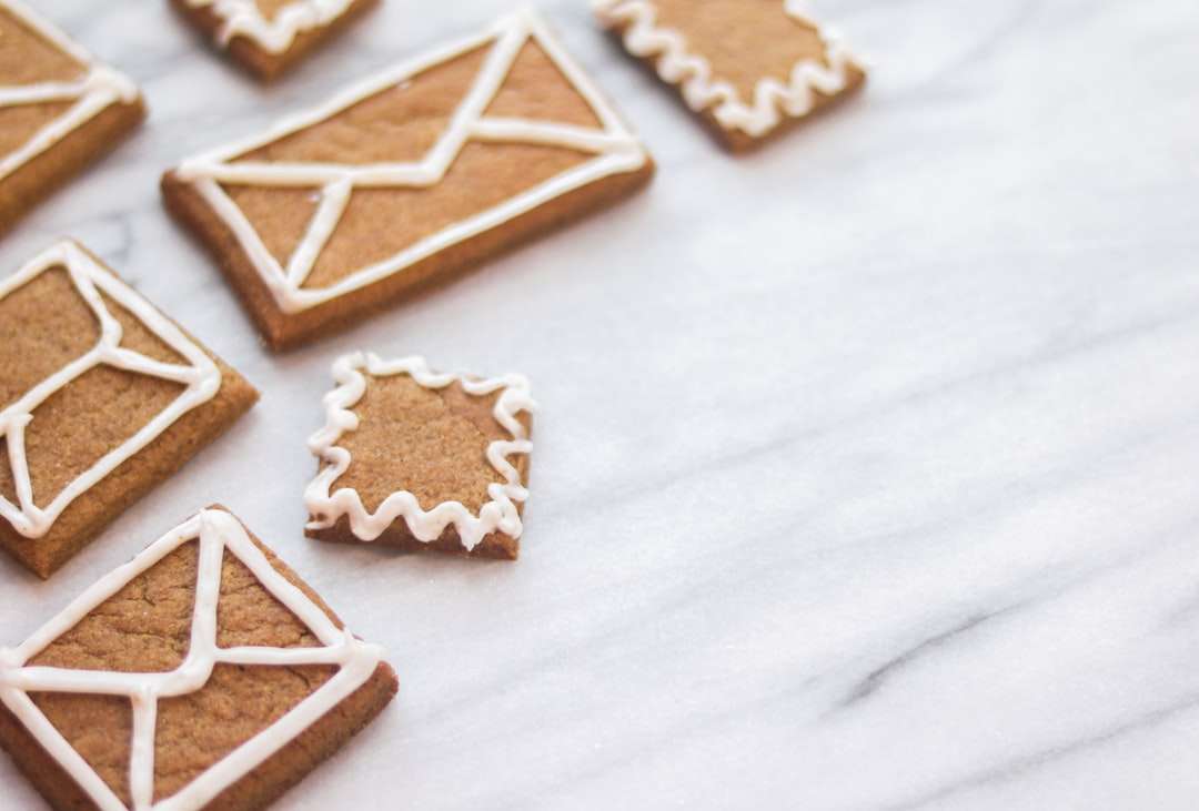 Braune sternförmige Kekse auf weißem Textil Puzzlespiel online