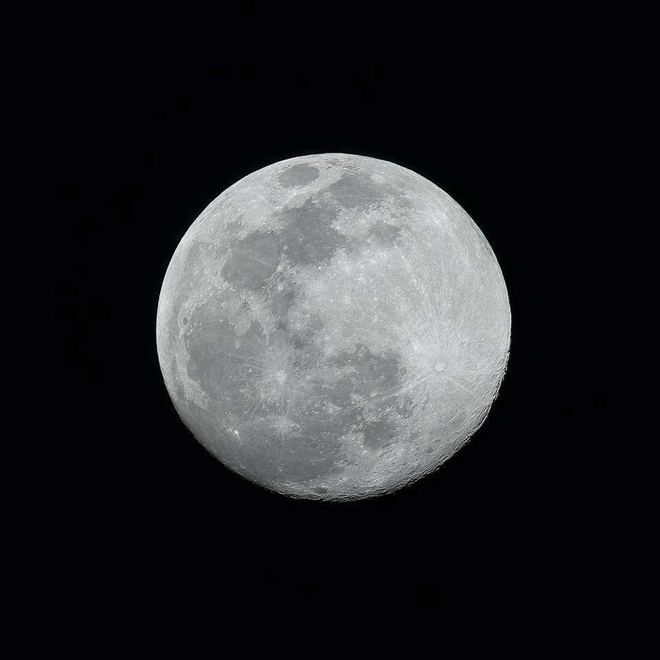 Πλήρης Σελήνη στο σκοτεινό νυχτερινό ουρανό παζλ online