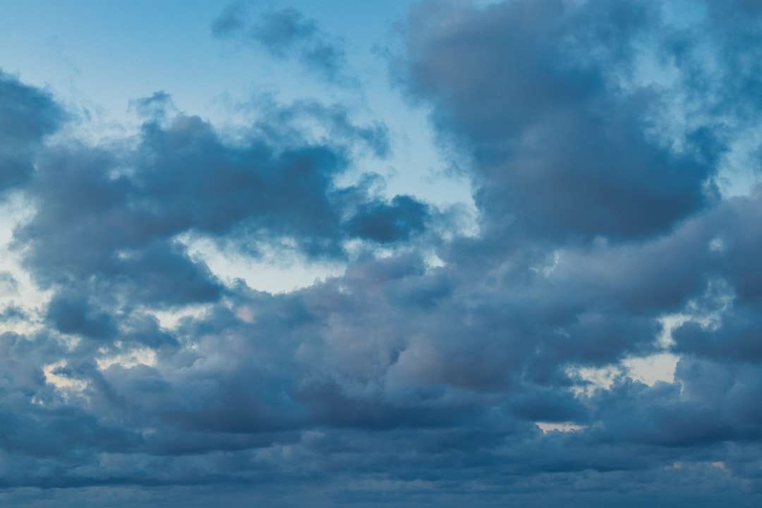 Λευκά σύννεφα και μπλε ουρανό κατά τη διάρκεια της ημέρας παζλ online