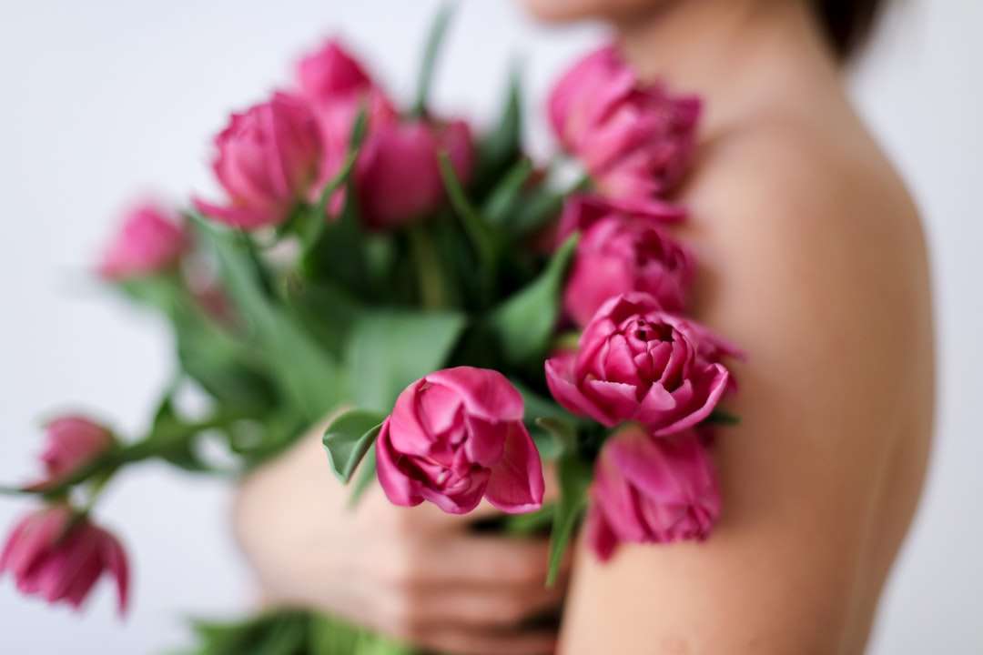 růžové růže na lapu skládačky online