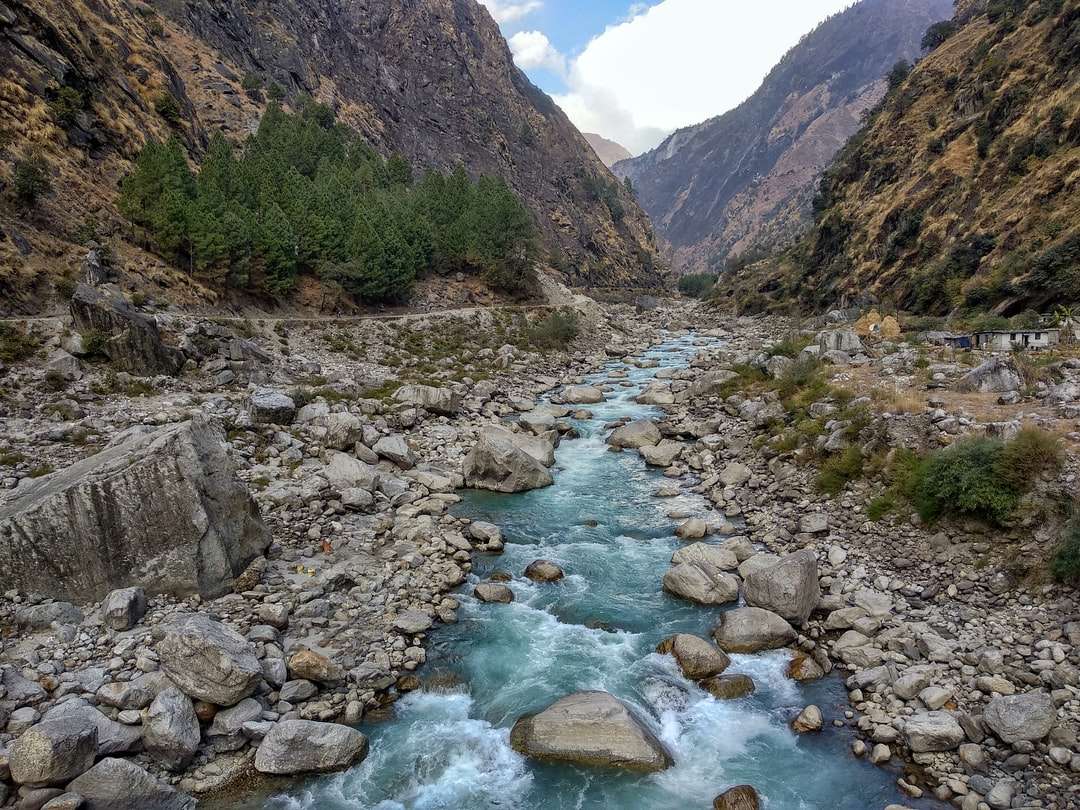 Řeka mezi horami během dne skládačky online