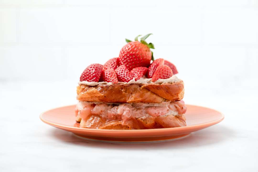 Φράουλα και ψωμί σε λευκό κεραμικό πιάτο παζλ online