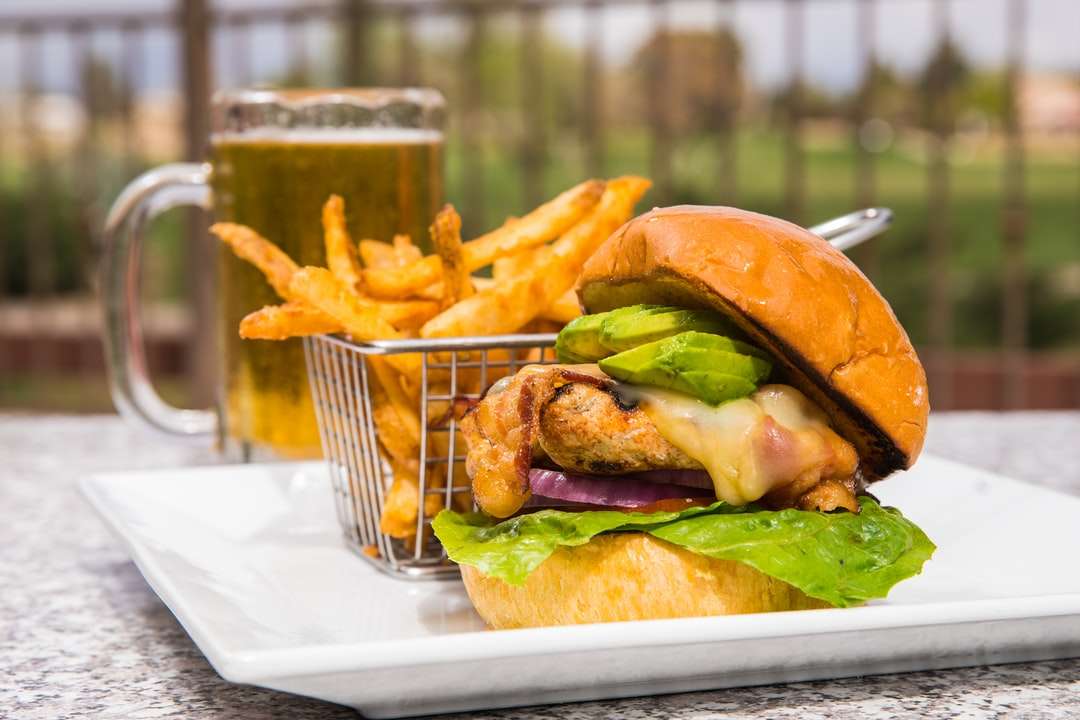 Burger s hlávkovým salátem a hranolky na bílé keramické desky skládačky online